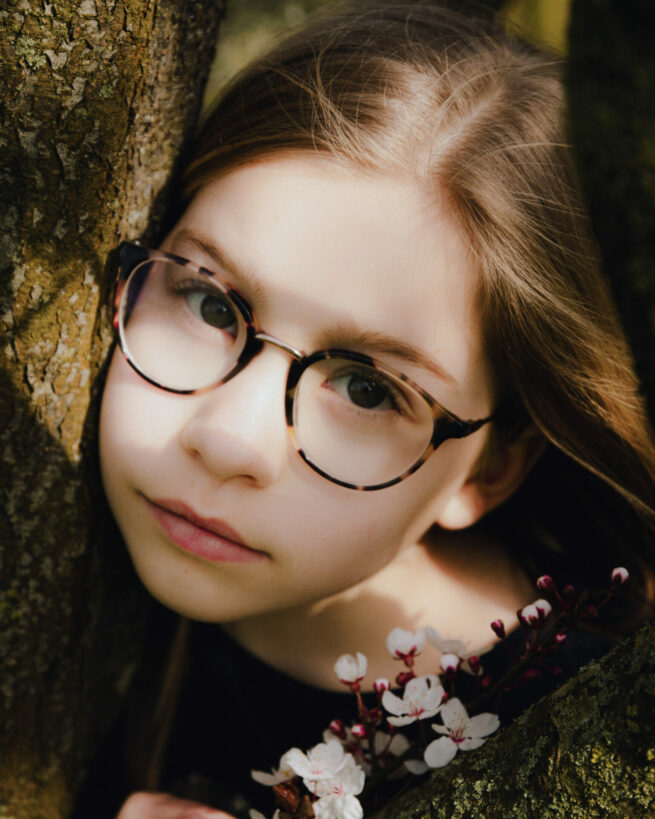 portrait d'une jeune fille avec des lunettes