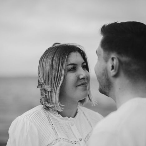 Séance photo de couple en bord de mer