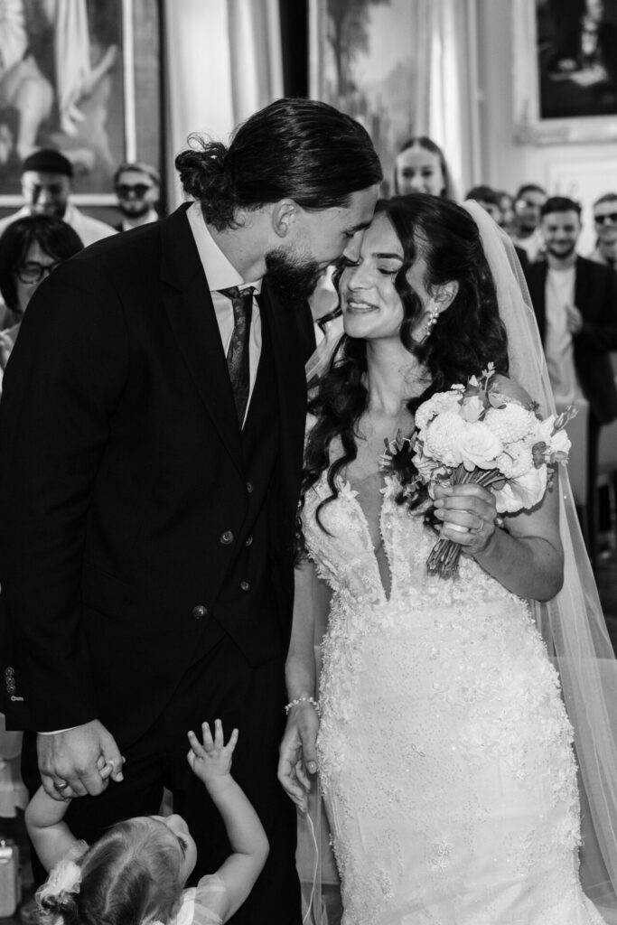 Echange de tendresse entre les mariés à la mairie de Dinan en Bretagne