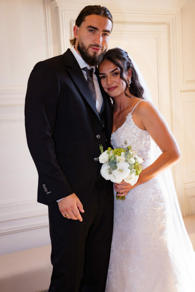 pose photo pour les mariés après s'être dit OUI à la mairie de Dinan