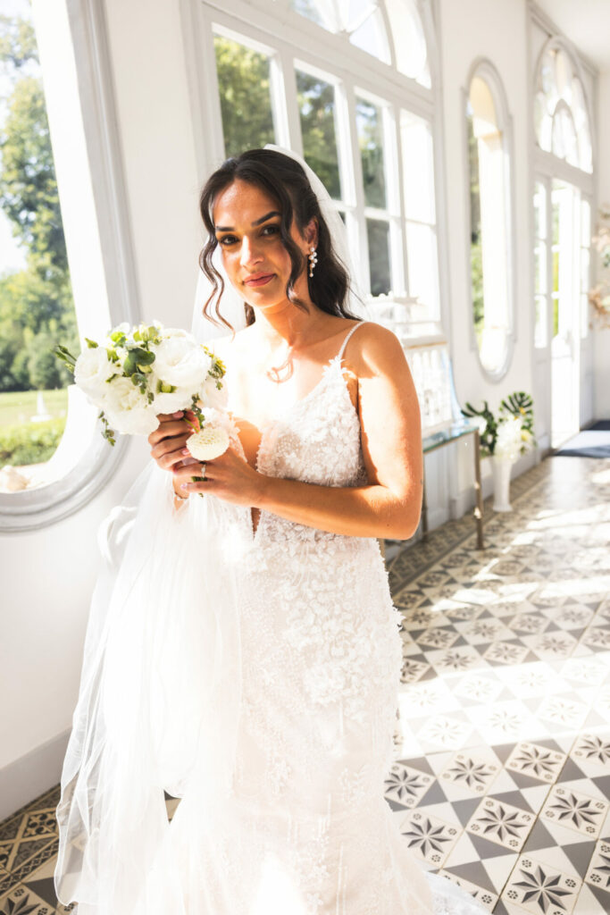 photographe mariage à Dinan, la mariée avec son bouquet.