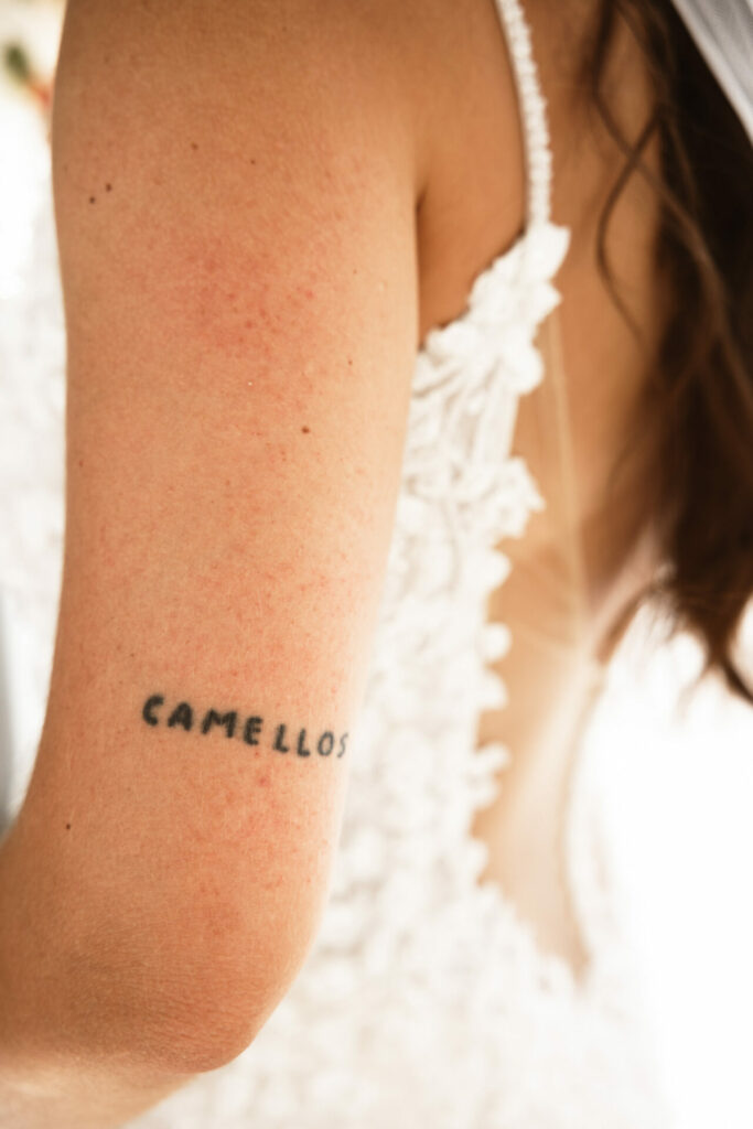 Détail de la robe de la mariée avec un tatouage, photographe en Bretagne