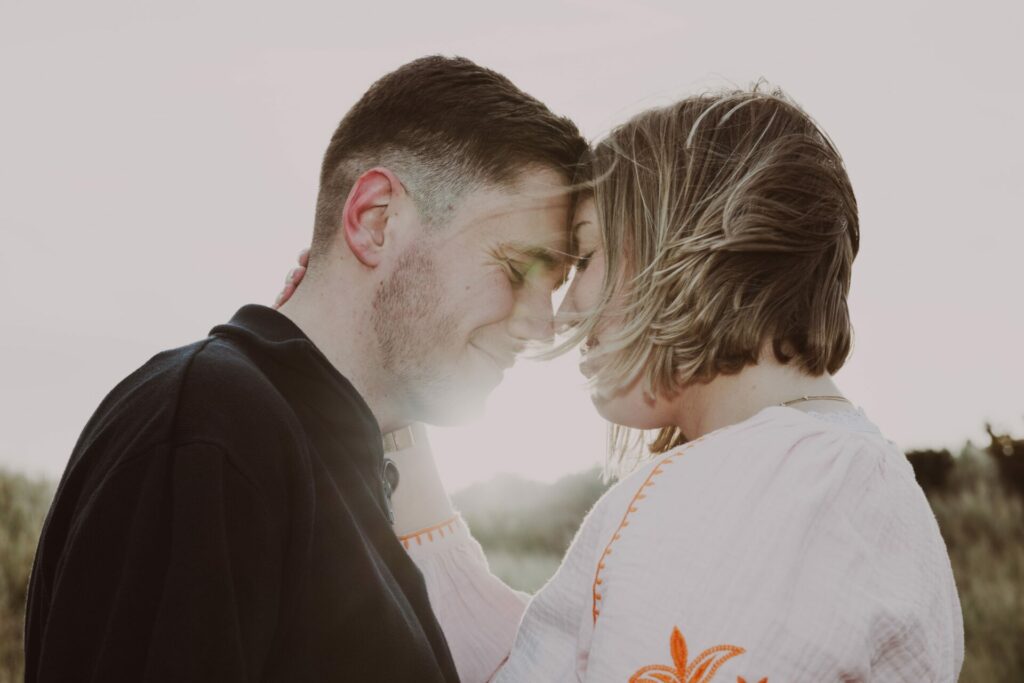 front contre front, profitant du moment lors d'un shooting photo avec Virginie Moreau Photographe