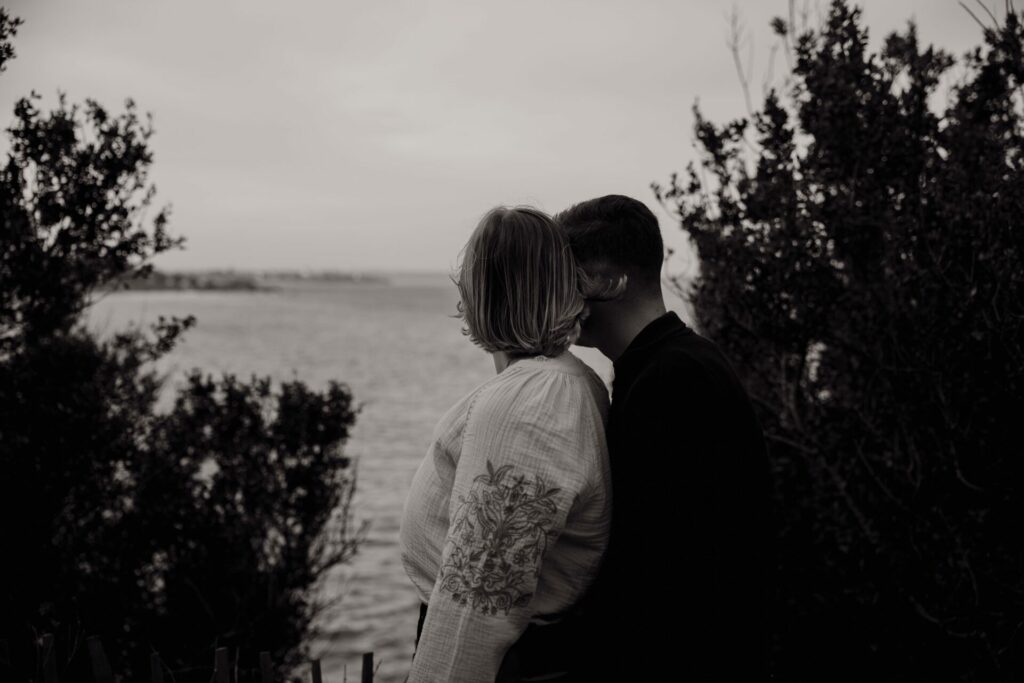 un couple vu de dos regardant la mer à Saint Briac