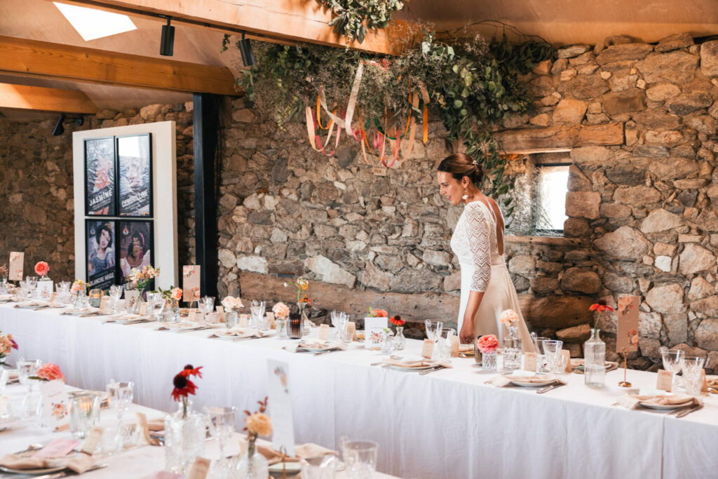 Découverte de la salle de réception des mariés à la ferme du Golf à saint lunaire. une jolie table fleurie
