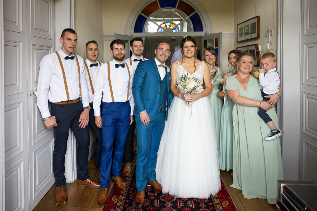 Les mariés entourés de leurs témoins le jour de leu mariage